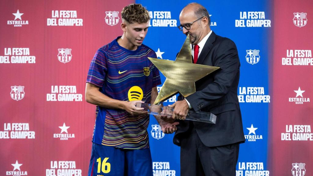 Fermín López recoge el MVP del Barça-Como