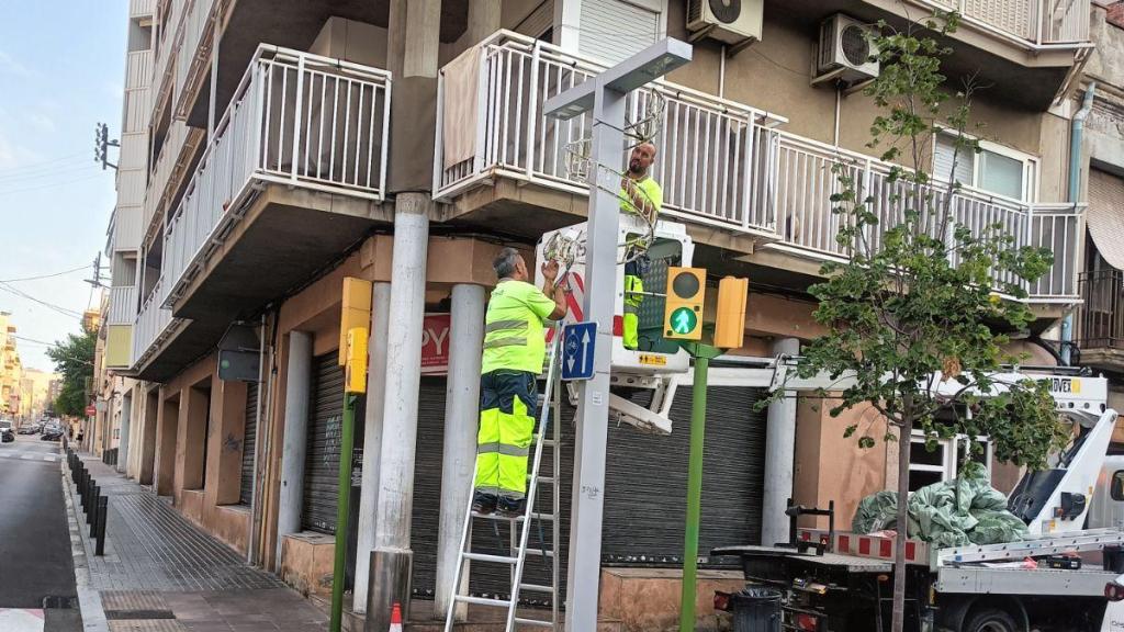 Operarios de Aluvisa instalan las luces de Navidad en Mataró en pleno agosto