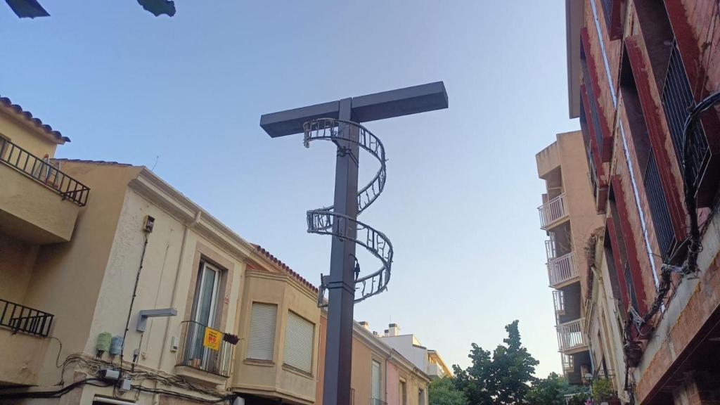 Una de las luces de Navidad colocadas en Mataró en pleno agosto