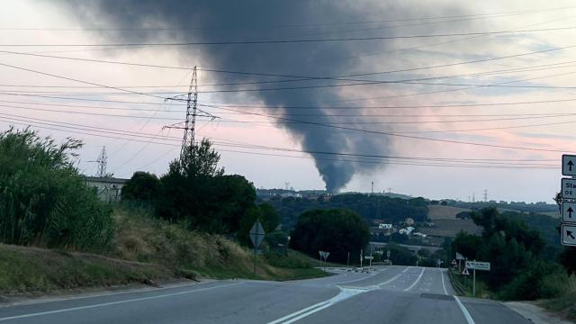 Incendio en una nave ubicada entre Sabadell y Polinyà