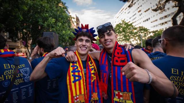 Pau Cubarsí y Marc Bernal en la rúa de campeones del Barça