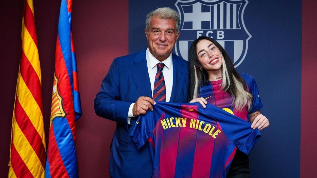 Joan Laporta junto a Nicki Nicole en el palco del Estadi Johan Cruyff