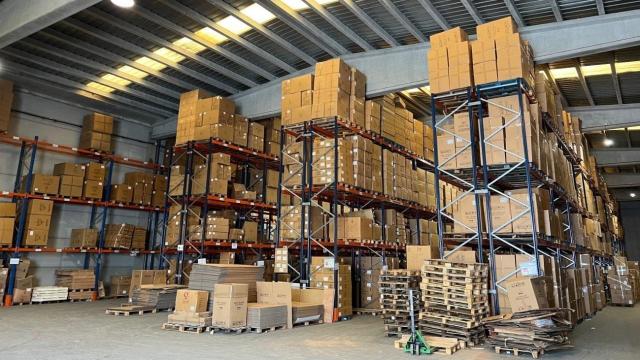 Una de las naves industriales registradas por la Policía Nacional en un operativo contra un grupo dedicado a la comercialización de muebles de diseño falsificados