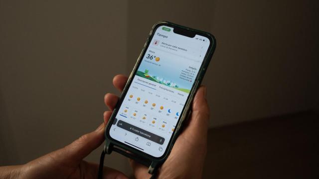 Aviso de altas temperaturas en un teléfono en Barcelona