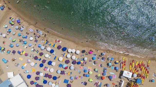 Decenas de personas se refrescan en una playa de la Costa Brava