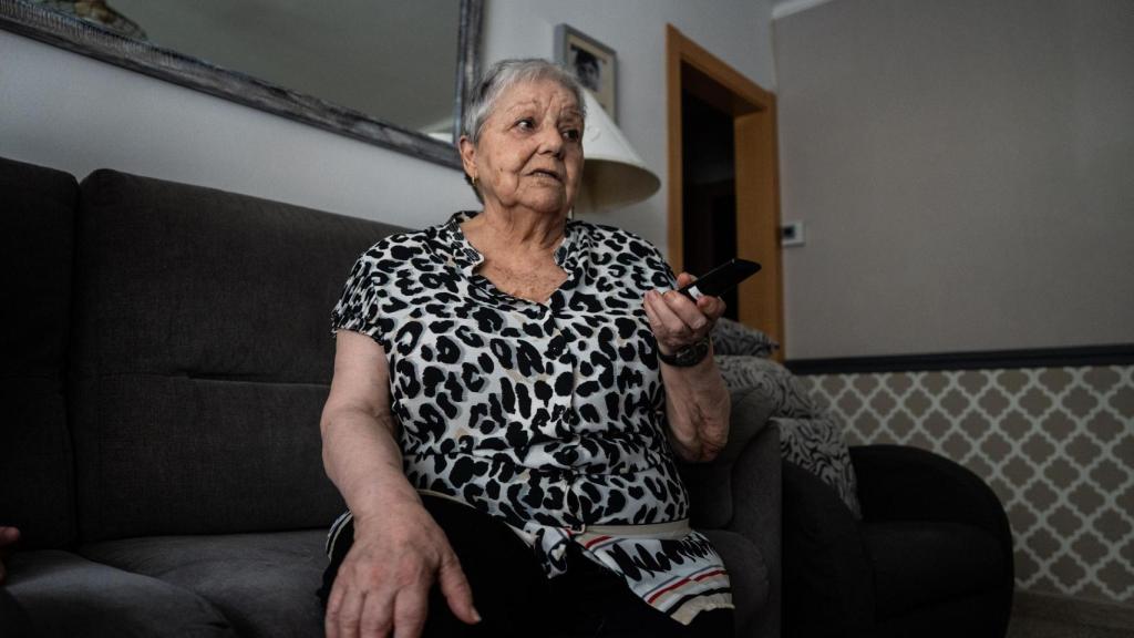 Conxita Palau utiliza el mando a distancia de su televisión para conectarse al Casal TV de Suara Cooperativa