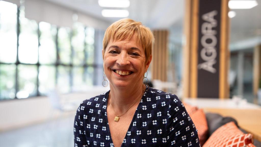 Ángels Cobo i Puig, directora de la Oficina de Transformación Digital, en la sede de Suara Cooperativa.