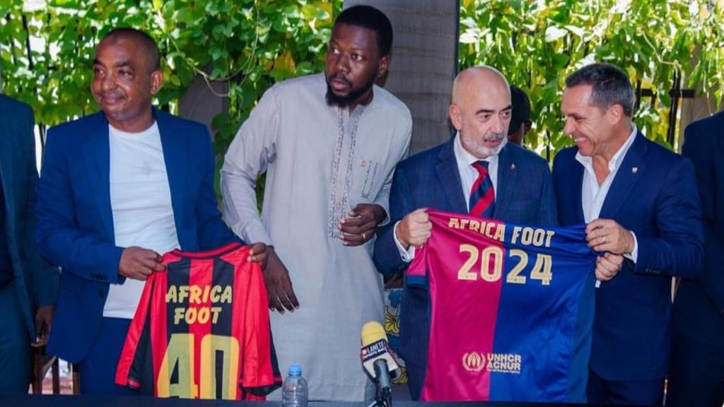 Manu Koné, jefe de scout del Barça en África, Bahama Sidibé, presidente de Africa Foot, Sergi Barjuan, director de proyectos de la Barça cademy, y Antonio Guillén Hidalgo, embajador español en Mali, durante la formalización del acuerdo entre el Barça y Africa Foot