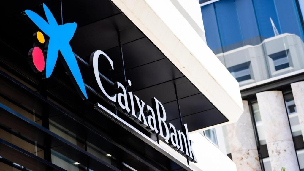 Fachada de una de las sedes de Caixabank