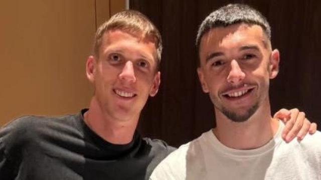 Dani Olmo sonríe mientas abraza a Joan García tras la confirmación de su fichaje por el Barça