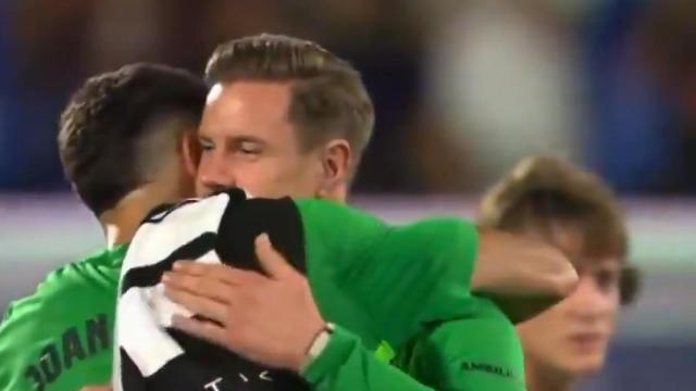 Ter Stegen y Joan García se abrazan durante el Gamper