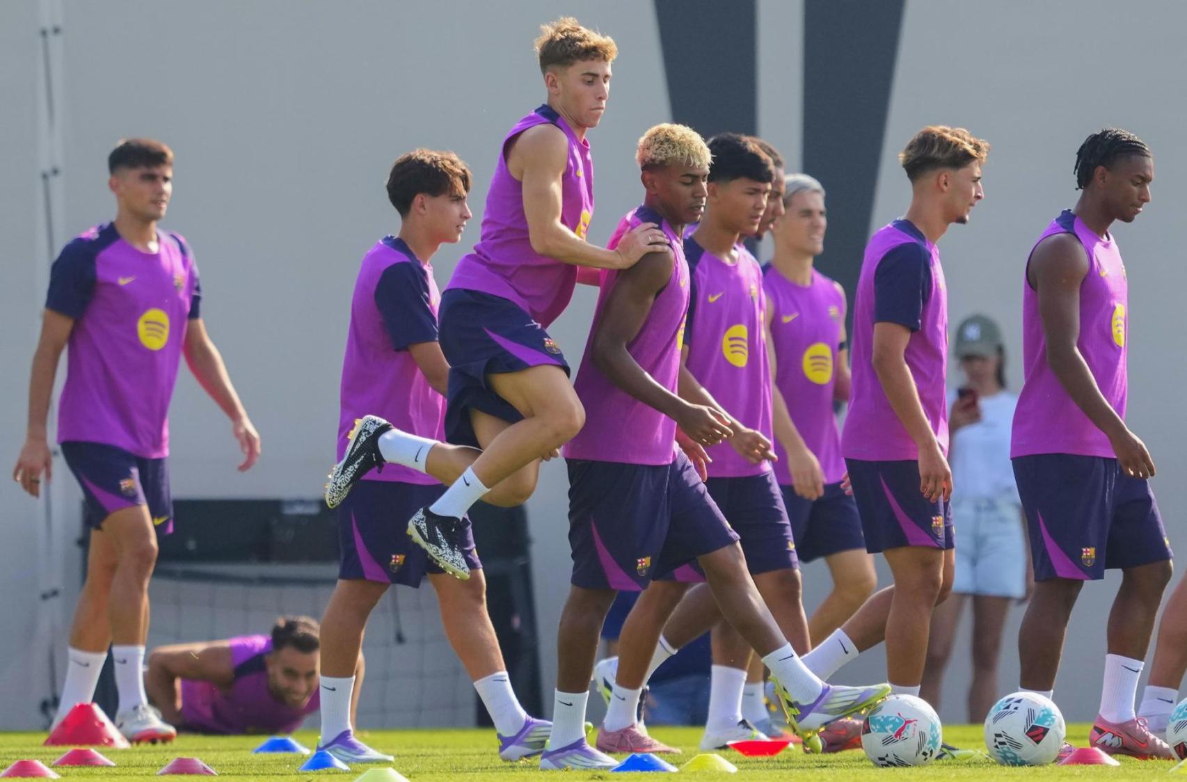 Fermín López salta sobre Lamine Yamal en el entrenamiento previa al Mallorca-Barça