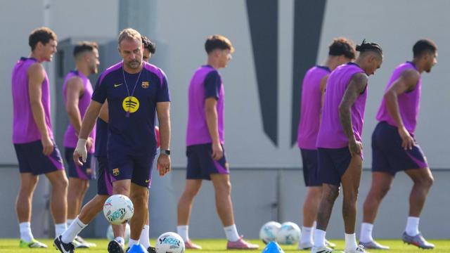 Hansi Flick dirige el entrenamiento del Barça antes del partido contra el Mallorca
