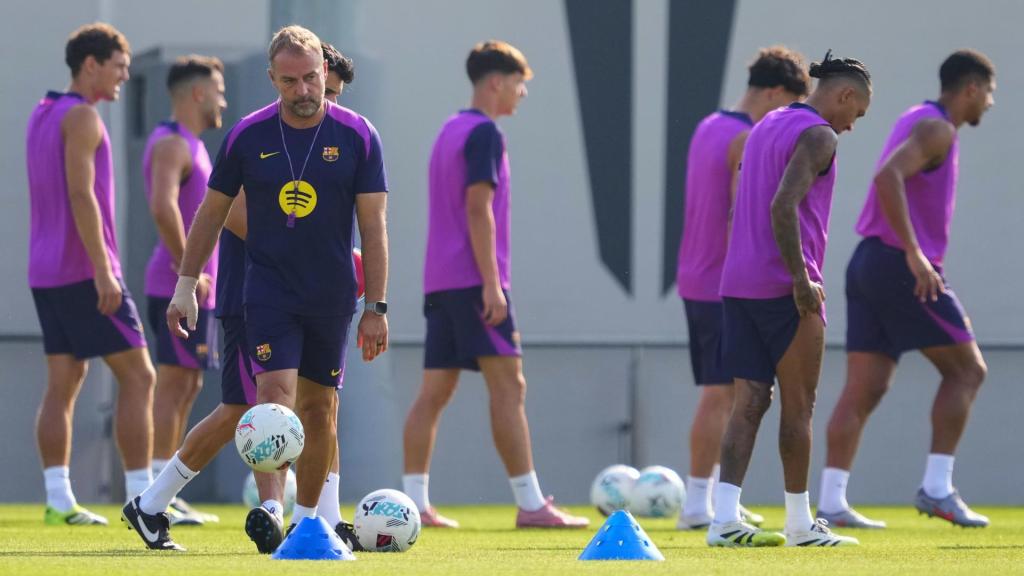 Hansi Flick dirige el entrenamiento del Barça antes del partido contra el Mallorca