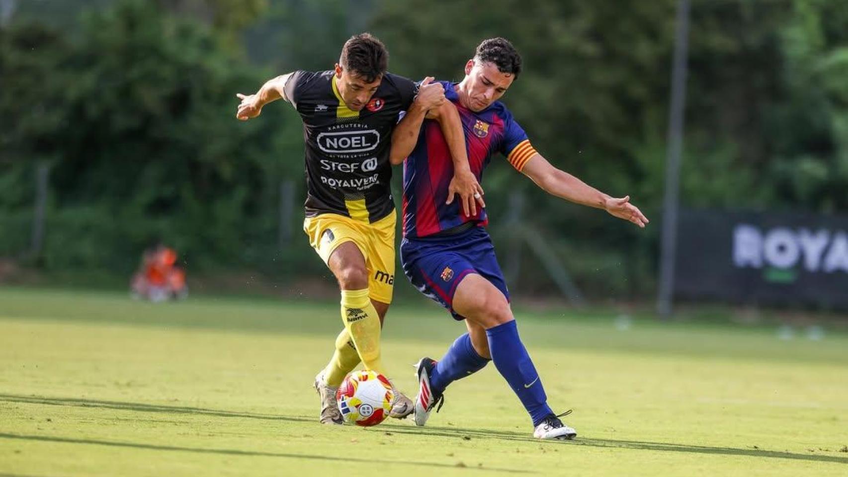Álvaro Cortés disputa un balón en un partido de pretemporada con el filial del Barça