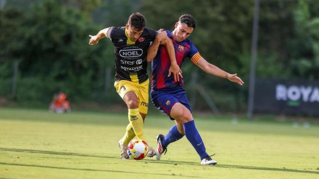 Álvaro Cortés disputa un balón en un partido de pretemporada con el filial del Barça