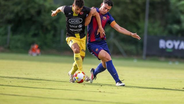 Álvaro Cortés disputa un balón en un partido de pretemporada con el filial del Barça