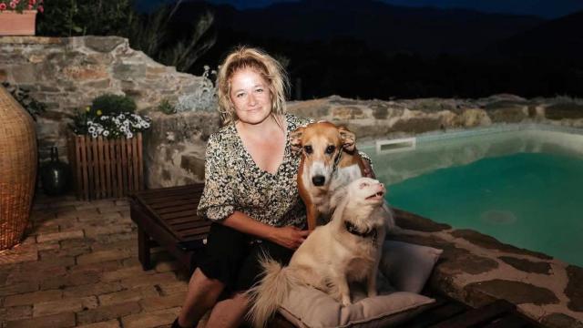 Eva Arbonés posa con sus perros ante la piscina de Mas El Mir