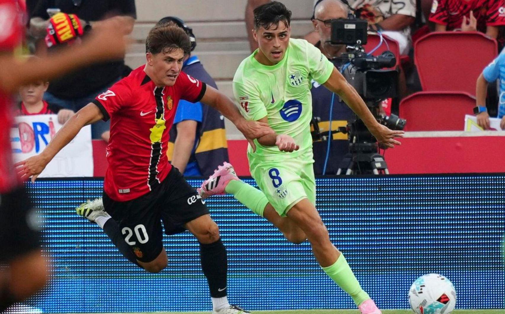 Pedri, encimado por Pablo Torre, en el Mallorca-Barça