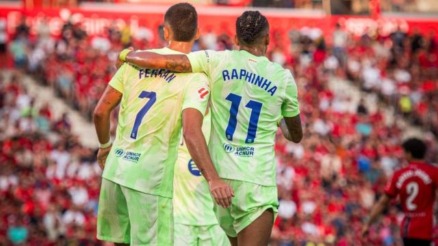 Ferran y Raphinha se abrazan tras uno de los goles en el Mallorca-Barça