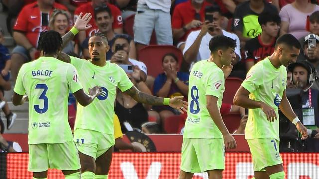 Los futbolistas del Barça celebran el primer gol, de Raphinha, al Mallorca