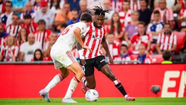 Nico Williams conduce el balón en el Athletic-Sevilla