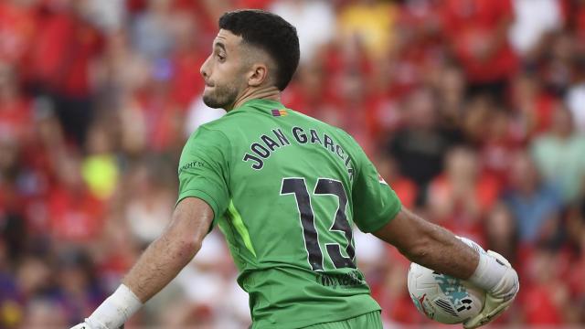 Joan García pone el balón en juego, en Mallorca