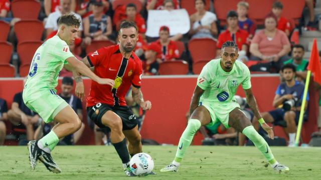 Fermín, encimado por Sergi Darder y observado por Raphinha en el Mallorca-Barça