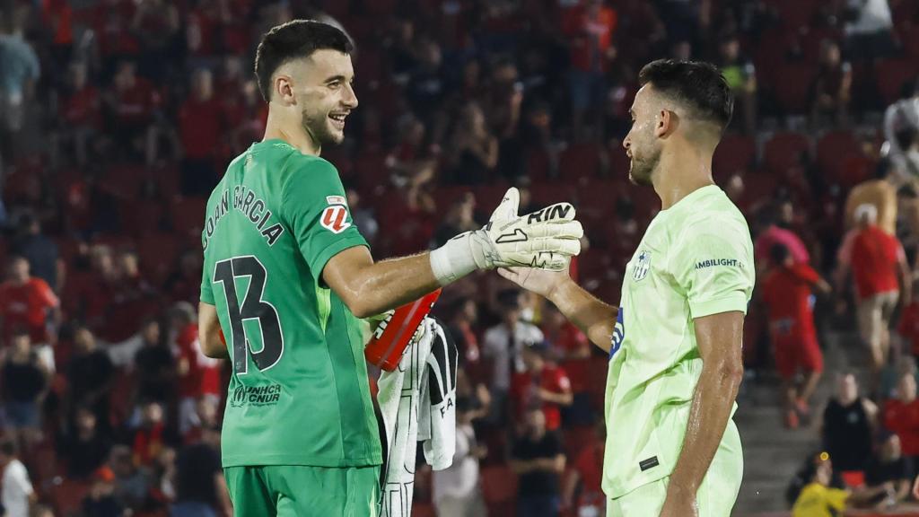 Joan García y Éric García se saludan tras ganar el Barça al Mallorca