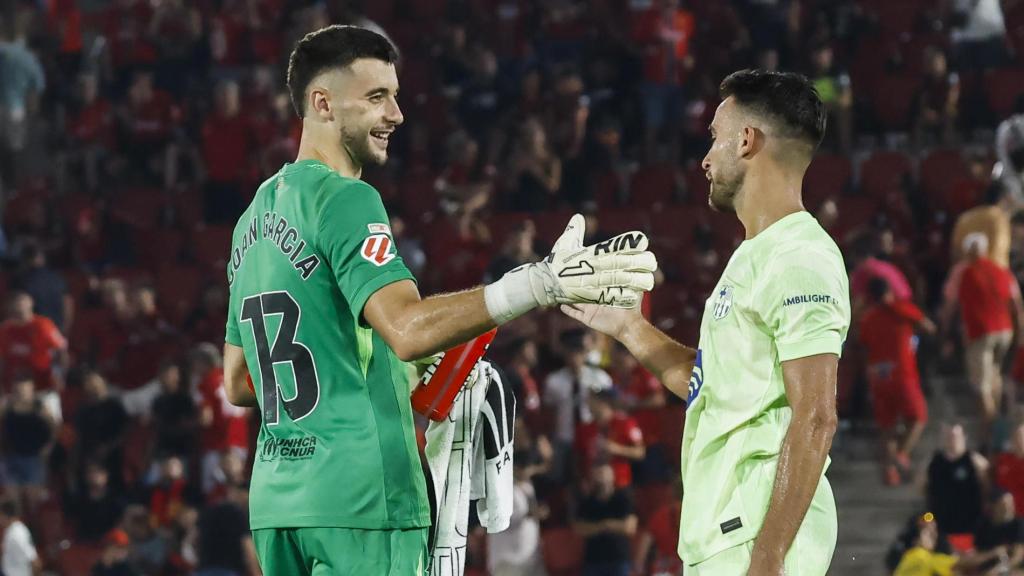 Joan García y Éric García se saludan tras ganar el Barça al Mallorca