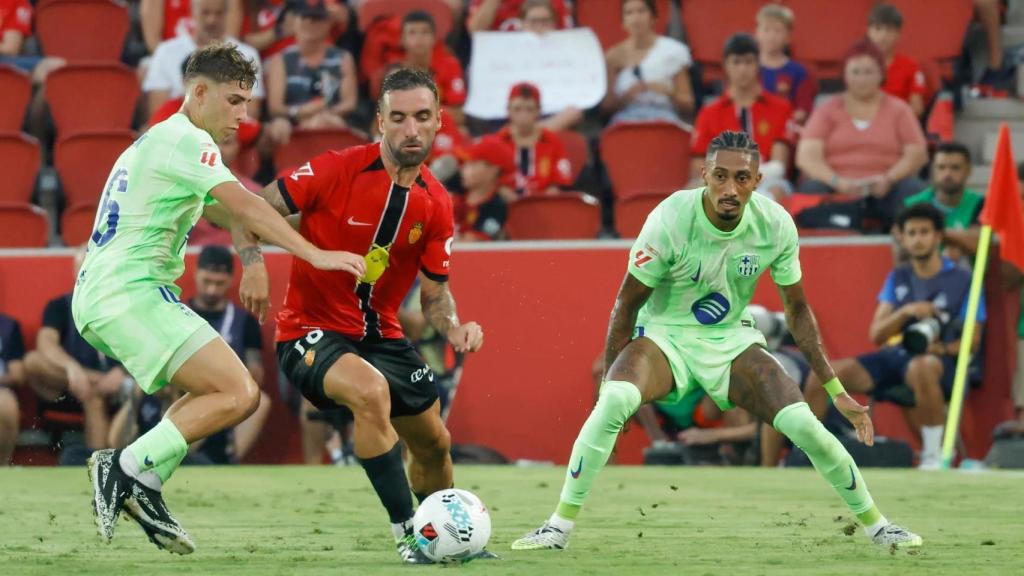 Fermín, encimado por Sergi Darder y observado por Raphinha en el Mallorca-Barça