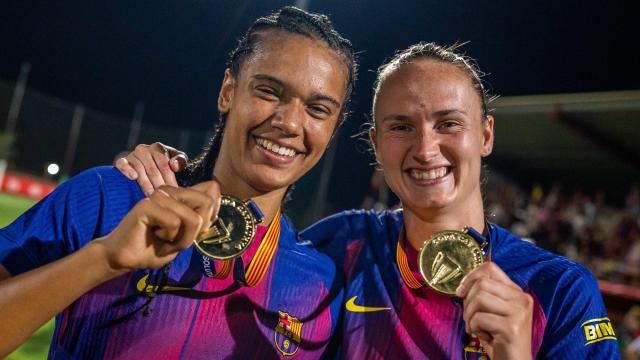 Esmee Brugts y Graham Hansen con la medalla de campeonas de la Copa de Catalunya