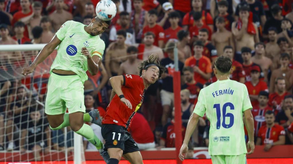 Araujo cabecea un balón contra el Mallorca