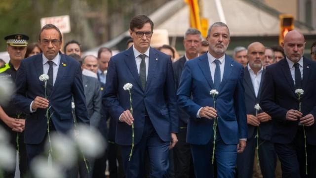 Homenaje a las víctimas del 17A en el octavo aniversario del atentado. De izquierda a derecha: Josep Rull, Salvador Illa, Jaume Collboni y Carlos Prieto