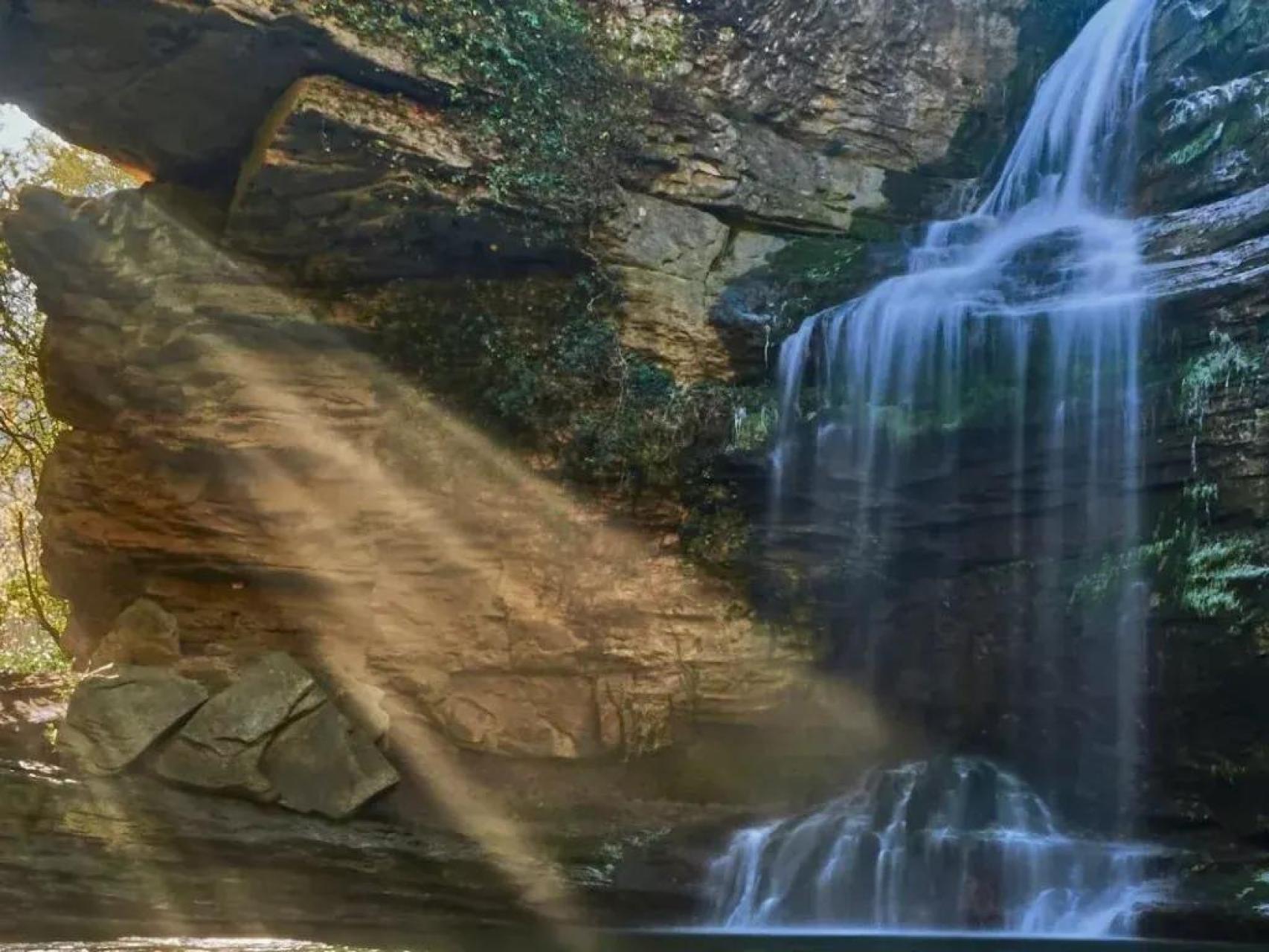Cascada de roca perforada en municipio catalán