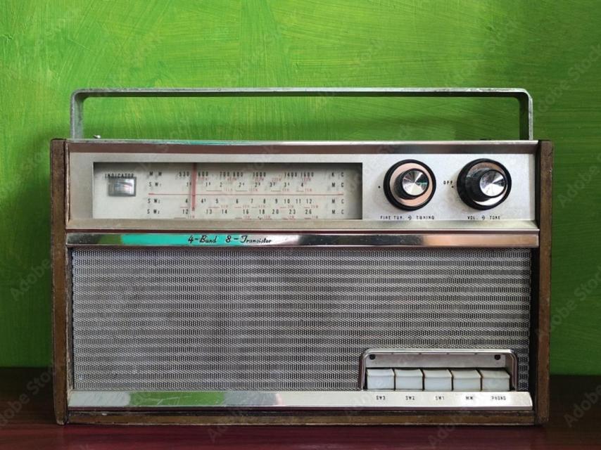 Un antiguo transitor de radio
