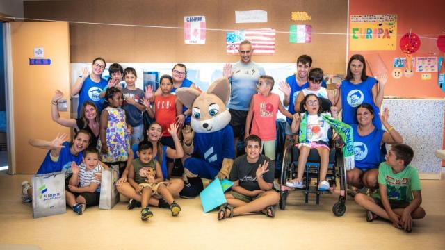 El club de fútbol saudí Al Fateh visita la escuela El Dofi durante su pretemporada en Girona