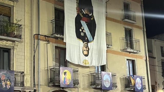 Un retrato del rey boca abajo en Amer