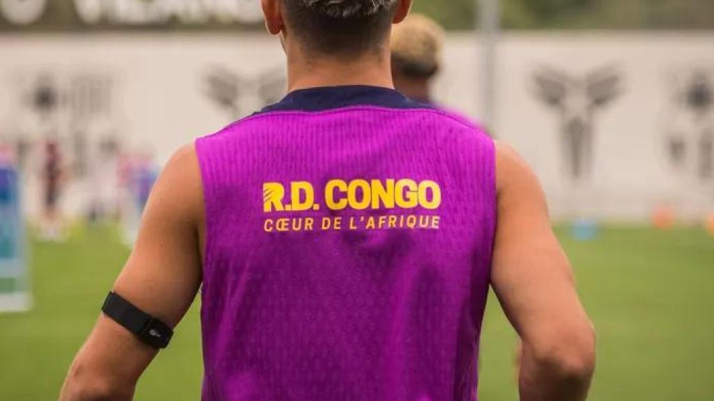 Gavi amb el patrocini del Congo a la seva samarreta d'entrenament