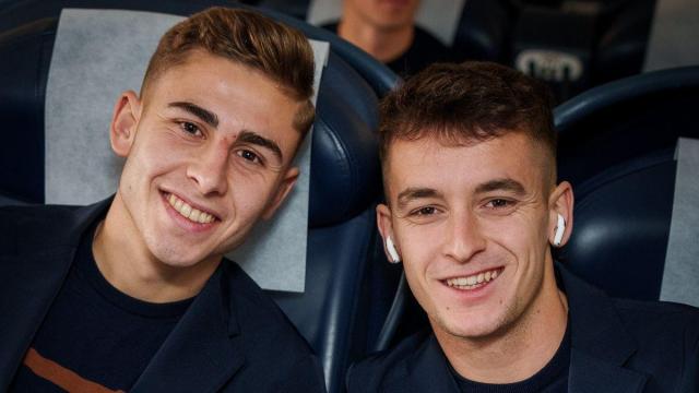Marc Casadó y Fermín López en un vuelo con el Barça