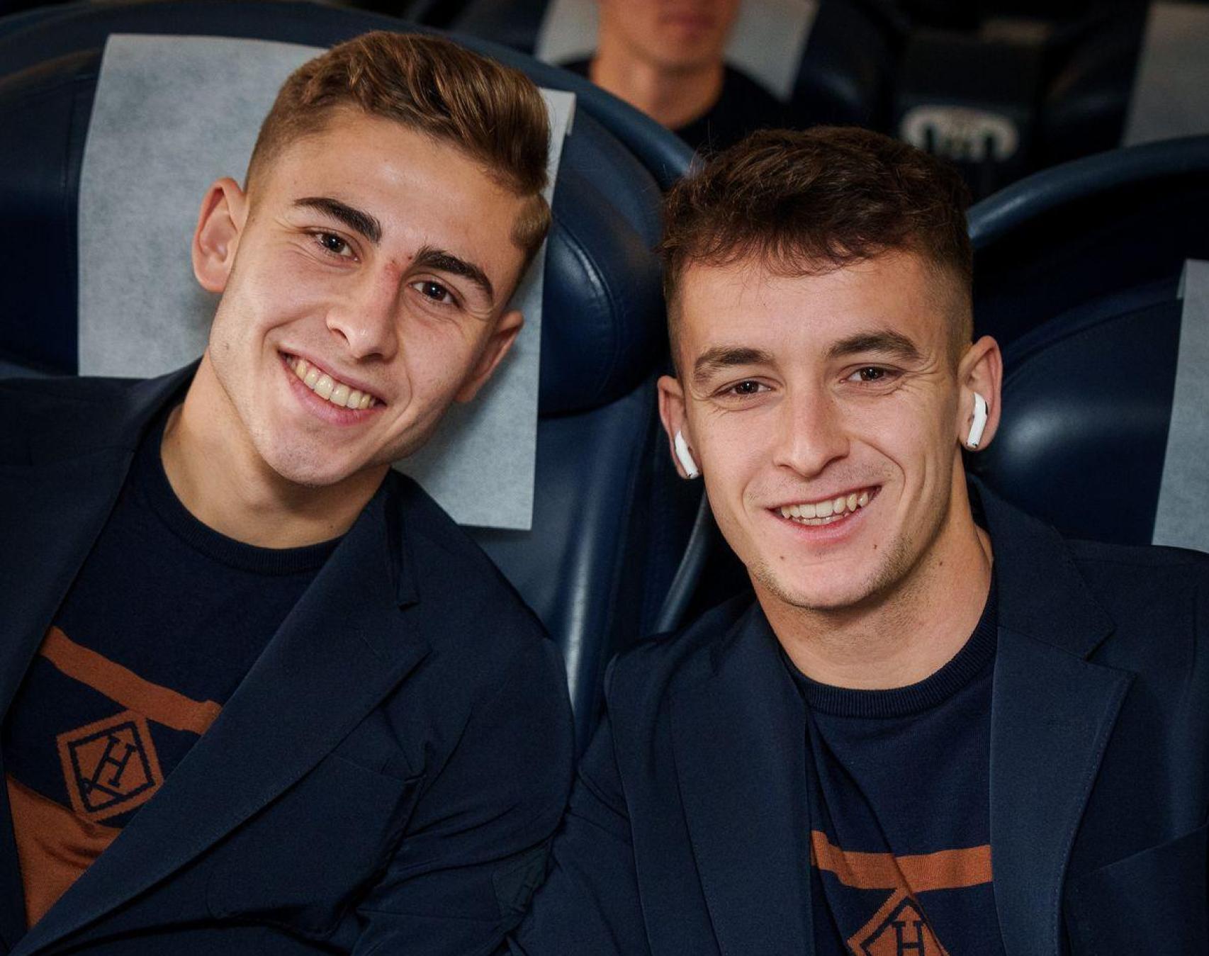 Marc Casadó y Fermín López en un vuelo con el Barça