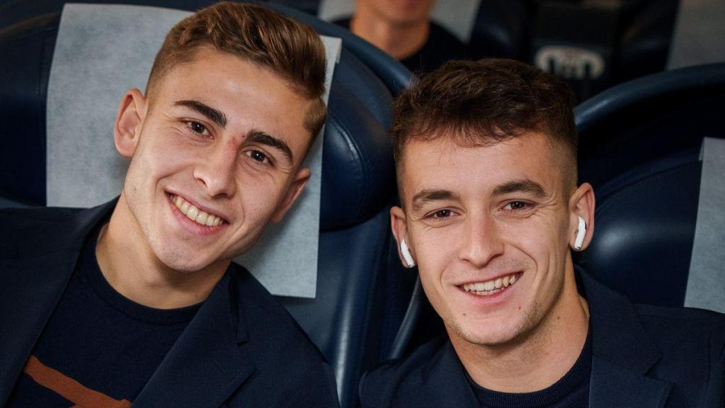 Marc Casadó y Fermín López en un vuelo con el Barça