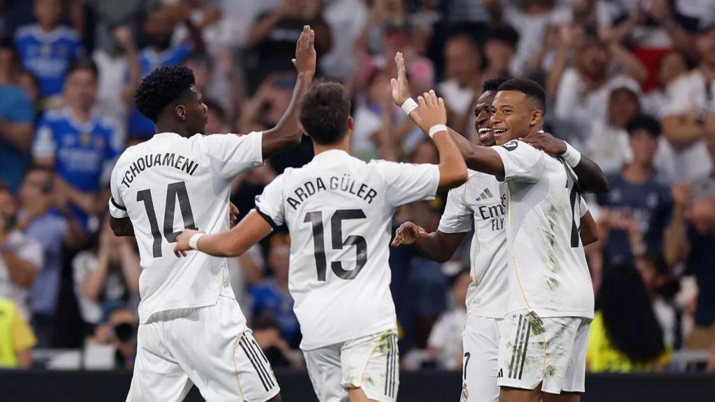 Los jugadores del Real Madrid celebran el gol de penalti de Mbappé contra el Osasuna