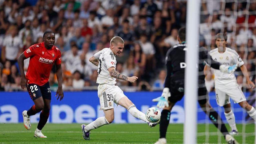 El tiro de Franco Mastantuono que Sergio Herrera rechaza con el pecho