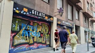 Una de las pintadas en Dellaostia, la heladería acosada por la lengua