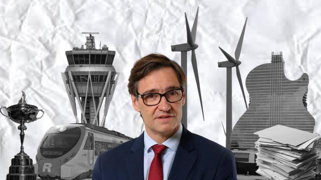 El presidente de la Generalitat, Salvador Illa, con símbolos de su primer año