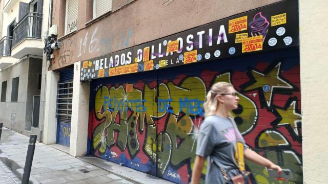 Una de las pintadas en la persiana de Dellaostia