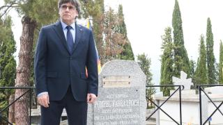 Puigdemont, junto a la tumba de Pompeu Fabra, en el sur de Francia