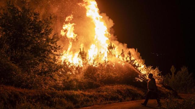 Un vecino de Carballeda de Avia (Ourense) colabora en las labores de extinción del incendio forestal
