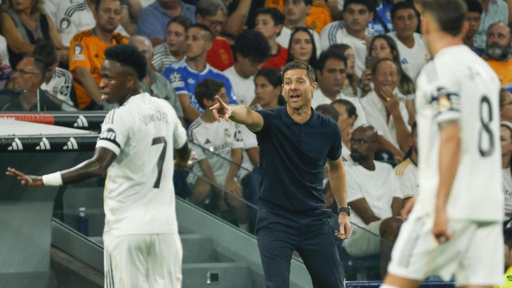 Xabi Alonso da instrucciones a sus jugadores ante Osasuna